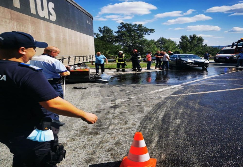 Un TIR condus de un bihorean a lovit un autoturism, în Coldău! Trei persoane, la spital