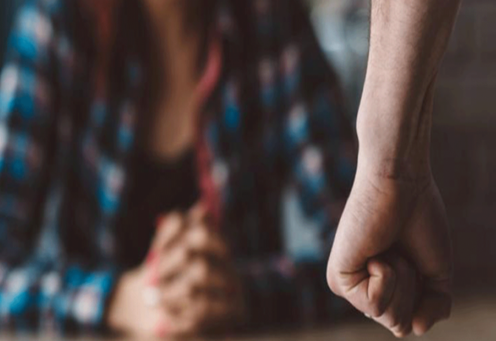 Femeie din Beclean, agresată de fostul concubin! Polițiștii au emis un ordin de protecție împotriva bărbatului și i-au întocmit dosar penal