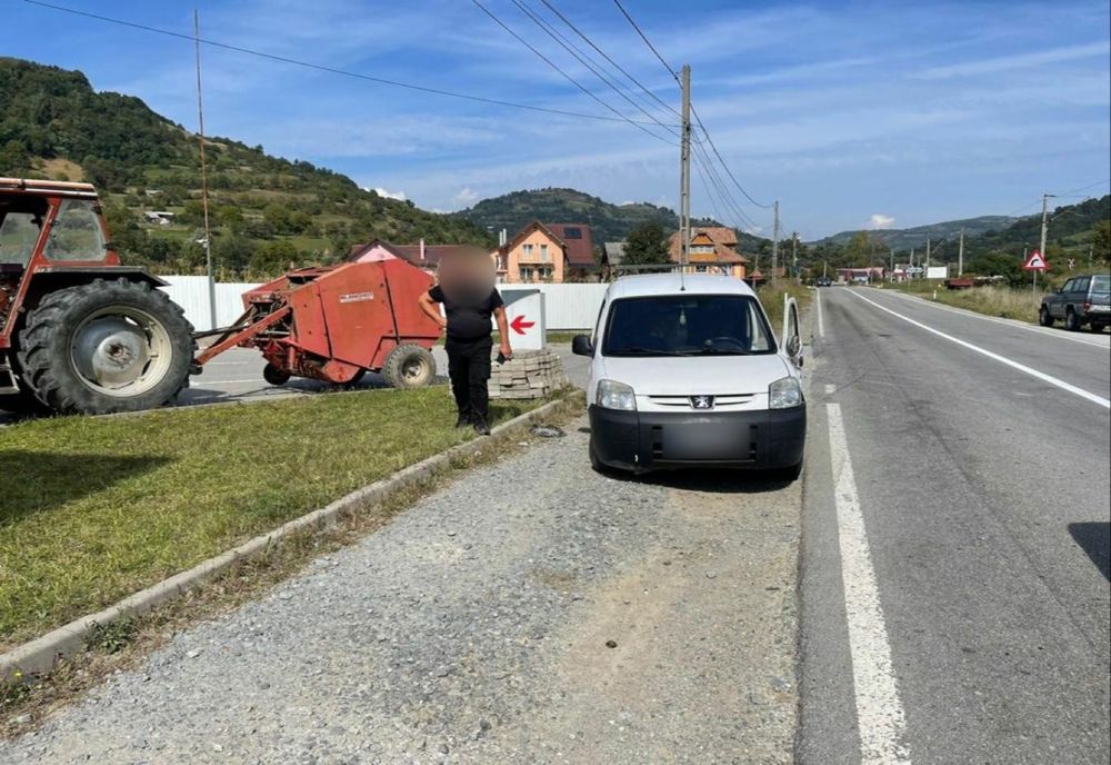 FOTO: Autoturism, lovit de un tractor, în Feldru! Un copil de 12 ani, rănit ușor! Tractoristul era sub influența alcoolului