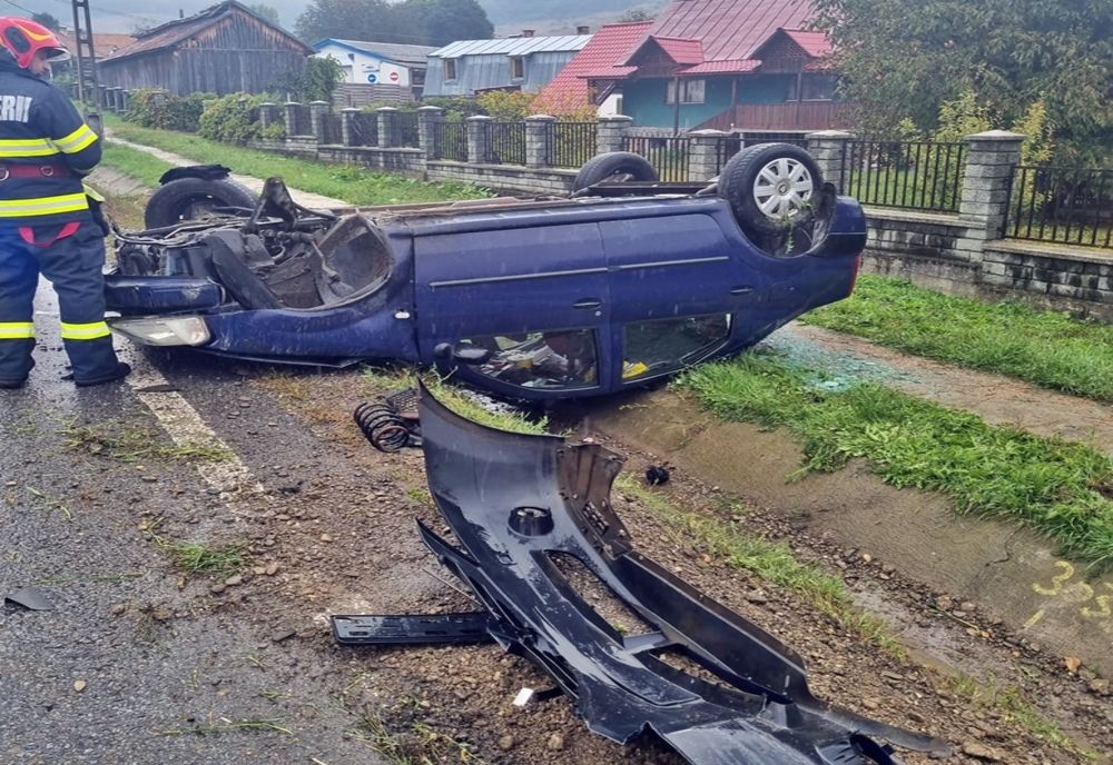 FOTO: Accident în Herina! Un autoturism a aterizat într-un șanț cu roțile în sus! Ocupanții au scăpat teferi