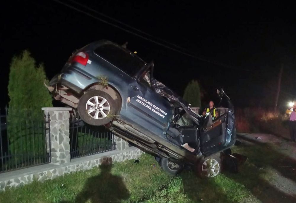 FOTO: Mașină răsturnată, după ce s-a izbit de un cap de pod, în Orheiu Bistriței! Cinci persoane la spital, printre care un bebeluș de 7 luni