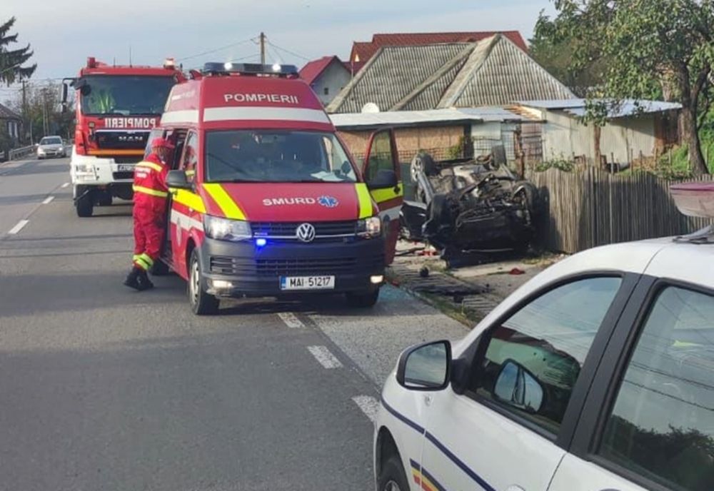 FOTO: Accident în Șieu Sfântu! O mașină s-a izbit de un cap de pod. O clujeancă, la spital