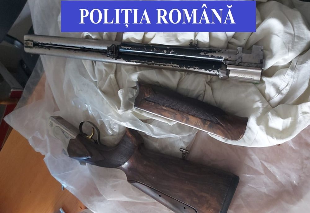 FOTO/VIDEO: Percheziții în Parva! Un bărbat, sub control judiciar, pentru deținere ilegală de armă