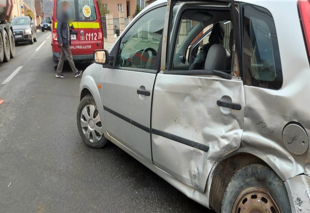 FOTO: Accident în Feldru! O tânără, transportată la spital
