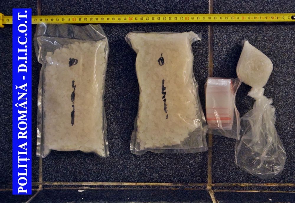 FOTO: Tânăr din Bistria-Năsăud, reținut pentru trafic de droguri! Peste 1 kg de substanțe psihoactive, găsite de polițiști și procurorii DIICOT, la percheziții