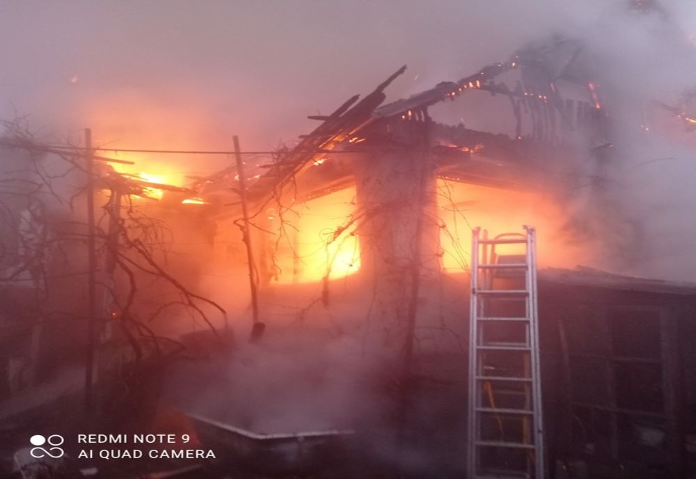 Bărbat mort într-un incendiu care i-a cuprins casa din Budacu de Jos! Focul a pornit de la o ţigară (FOTO)