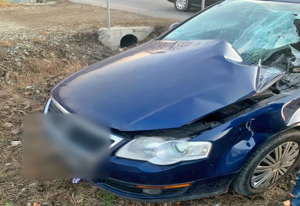 Autoturism, acroșat de tren în Josenii Bârgăului