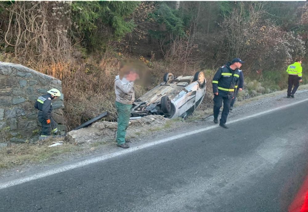 O şoferiţă s-a răsturnat cu maşina pe Dealul Târgului! A salvat-o un pompier care trecea prin zonă (FOTO)