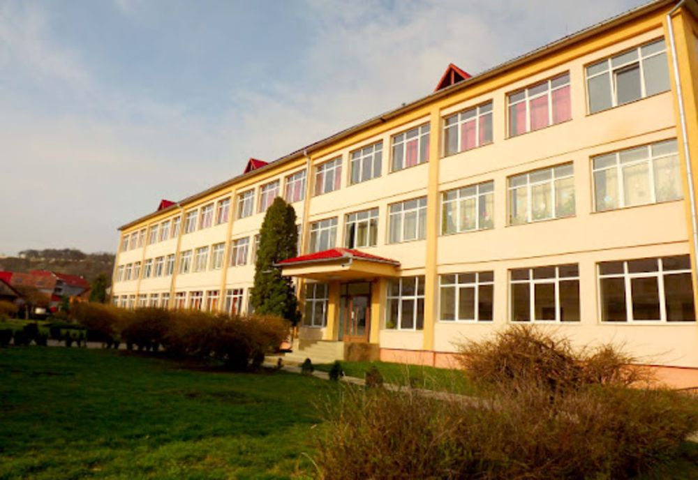 Păruială între trei eleve ale unui liceu din Bistrița-Năsăud! Două au fost transportate la spital pentru investigații medicale