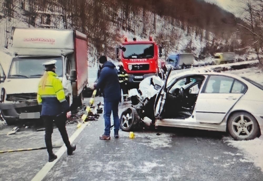 Tragedie cu o zi înainte de Ajunul Crăciunului, pe DN 17C, la ieșire din Romuli! Bărbat decedat, după ce s-a izbit cu mașina de o autoutilitară