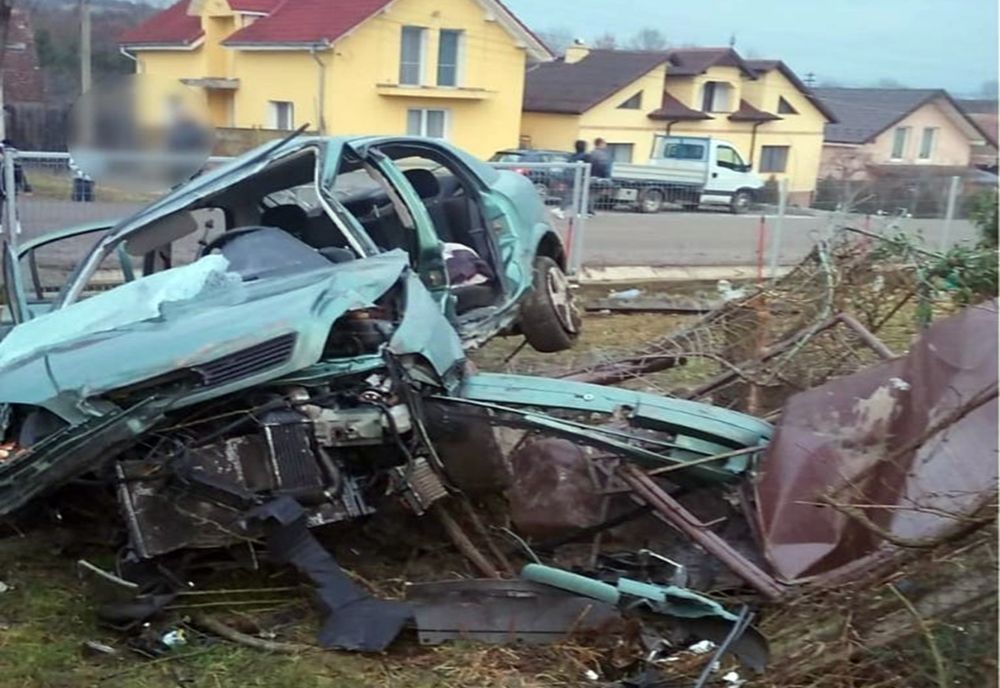 FOTO: Trei bărbați răniți într-un accident în Budacu de Jos! Un șofer beat turtă a aterizat cu mașina în curtea unei gospodării
