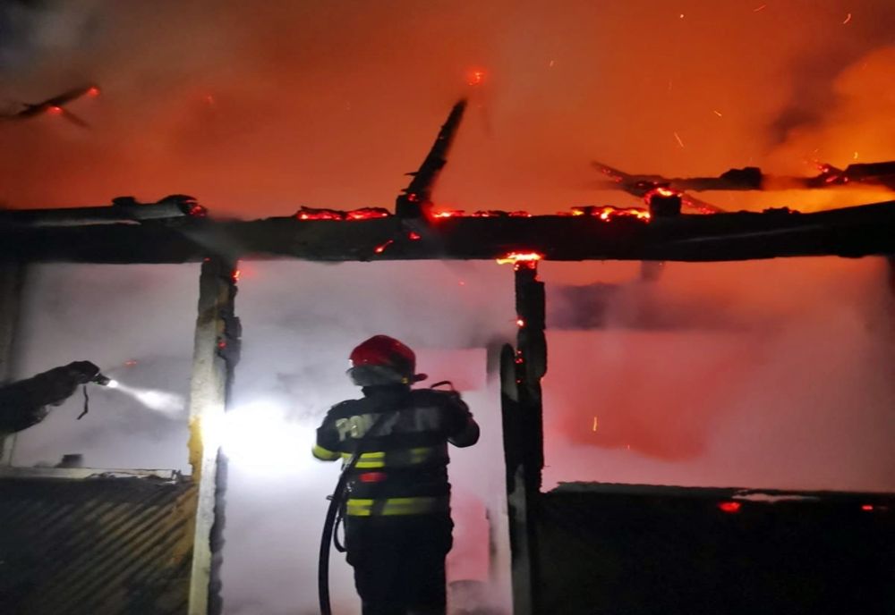 FOTO/VIDEO: Incendiu în Fânânița! Flăcările au pornit de la un coș de fum fisurat