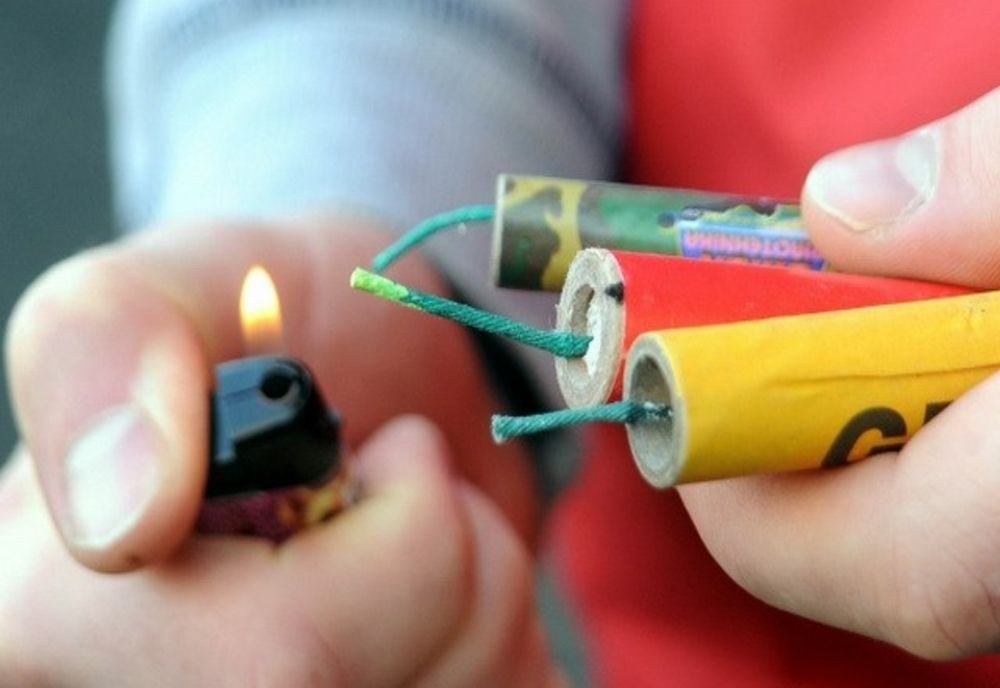 Prins în flagrant în timp ce folosea articole pirotehnice