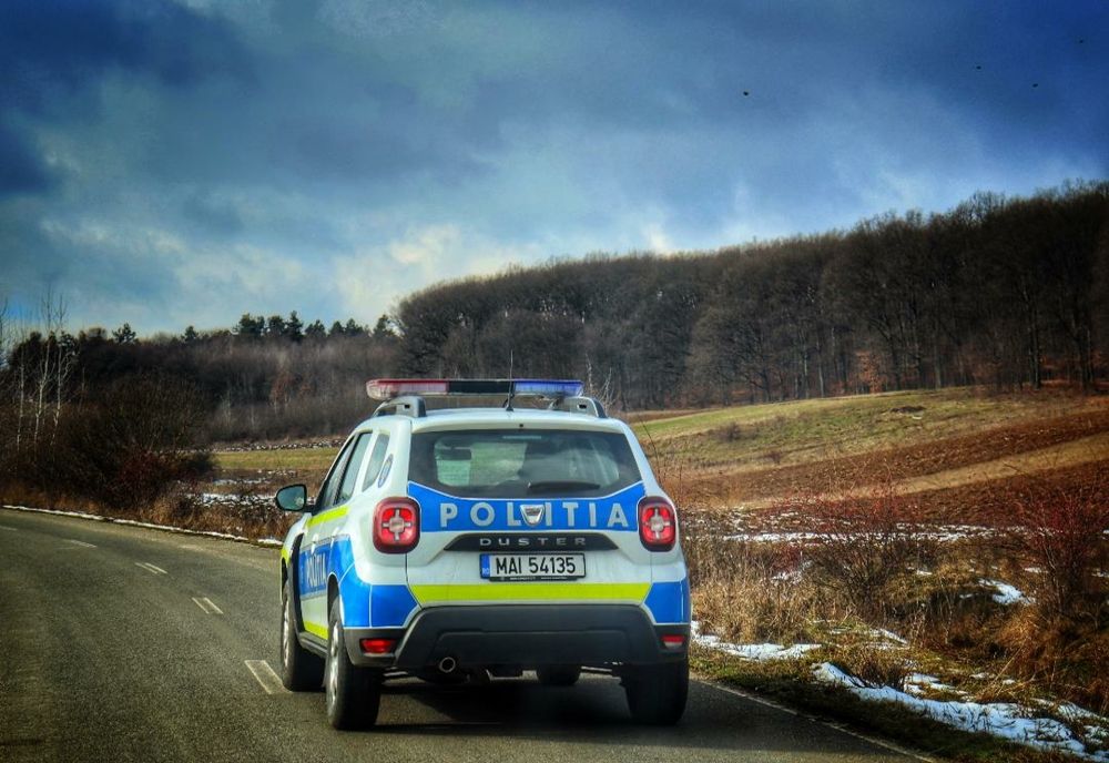La volan, fără permis și cu mama alături! Au dat nas în nas cu polițiștii