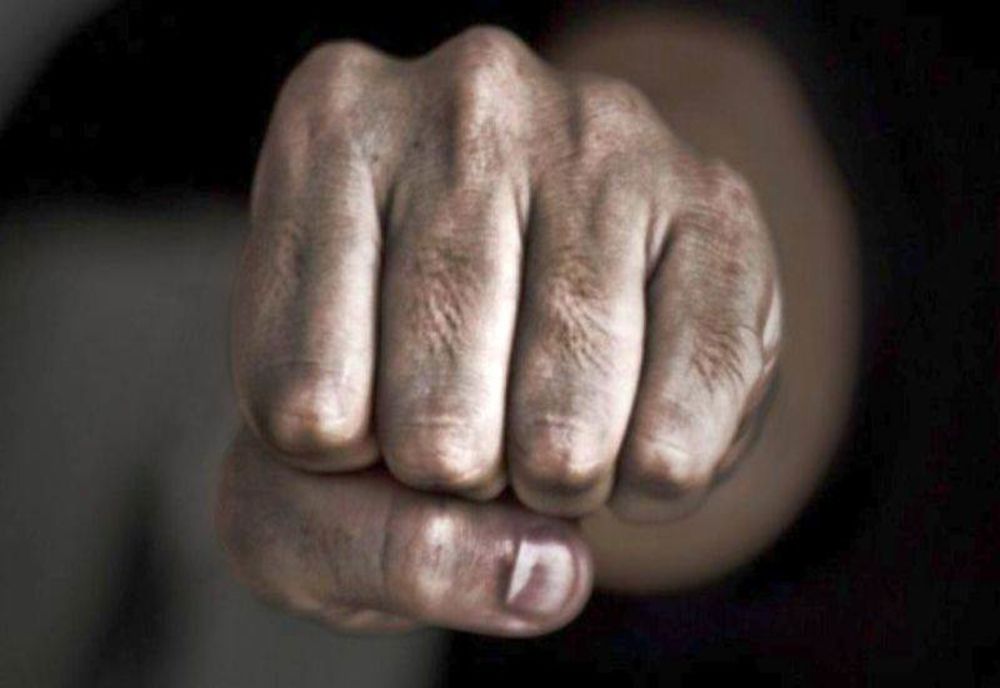 Bătrânică din Ciceu Giurgești agresată de propriul fiu! Polițiștii l-au evacuat pe bătăuș și au emis un ordin de protecție