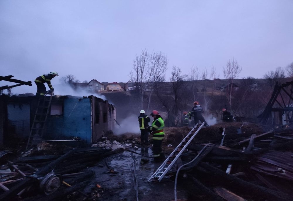 Gospodărie din Dumitra, afectată de un incendiu din cauza unui scurtcircuit electric