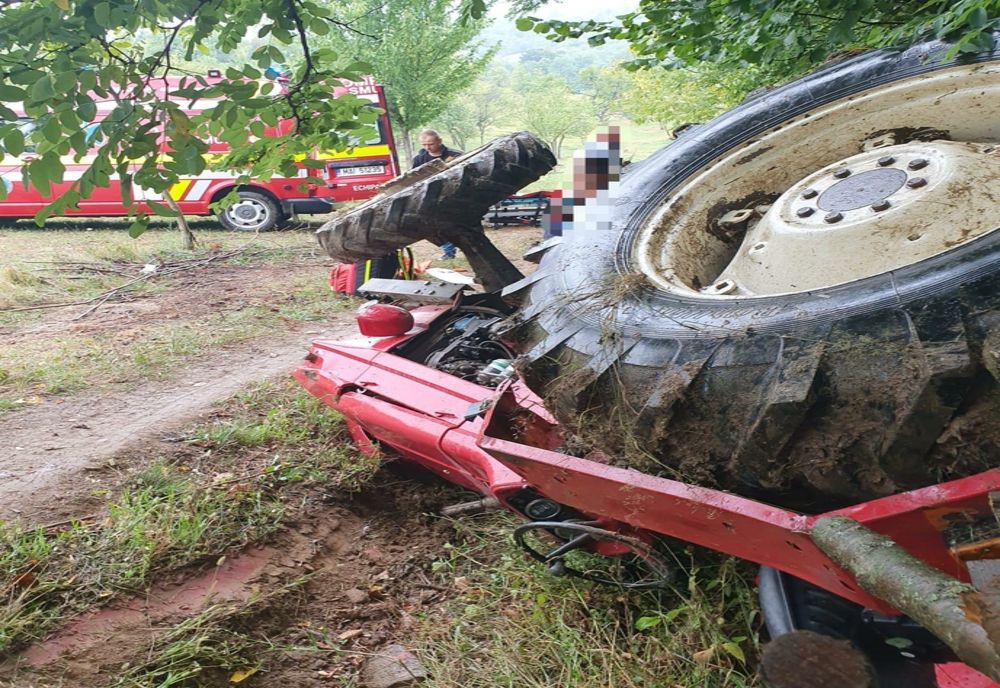 Accident grav în Rebra! Șoferul unui tractor care s-a răsturnat, a murit