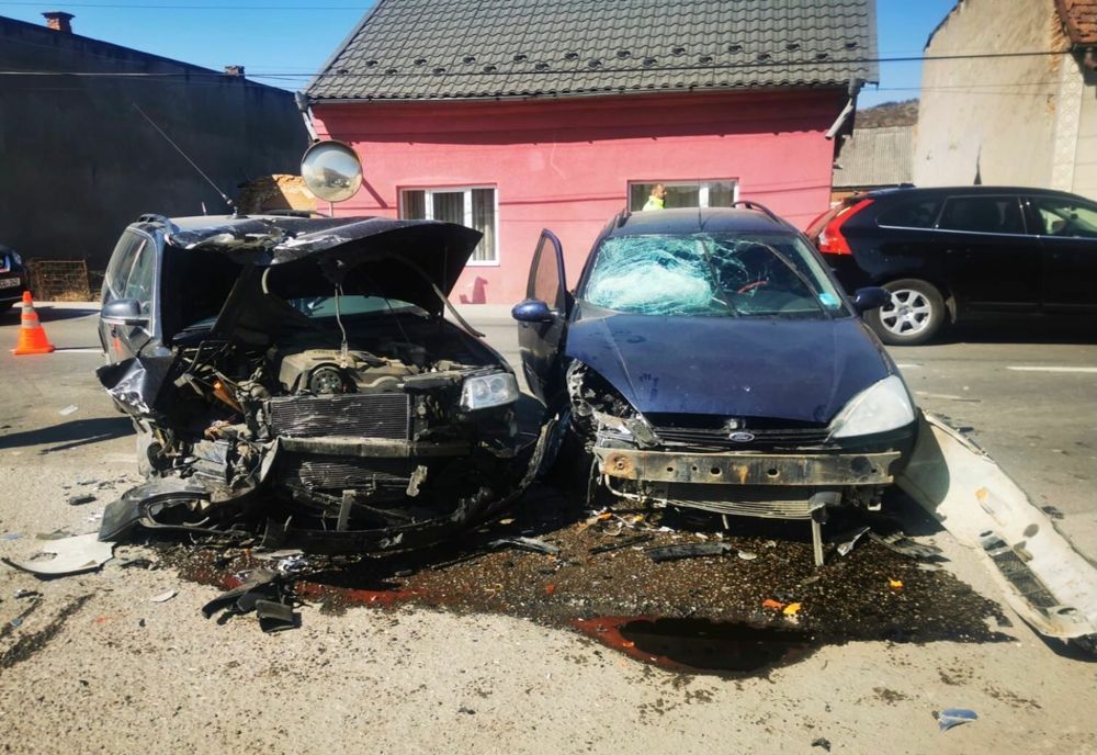 Două persoane, la spital, în urma unui accident rutier petrecut în Reteag