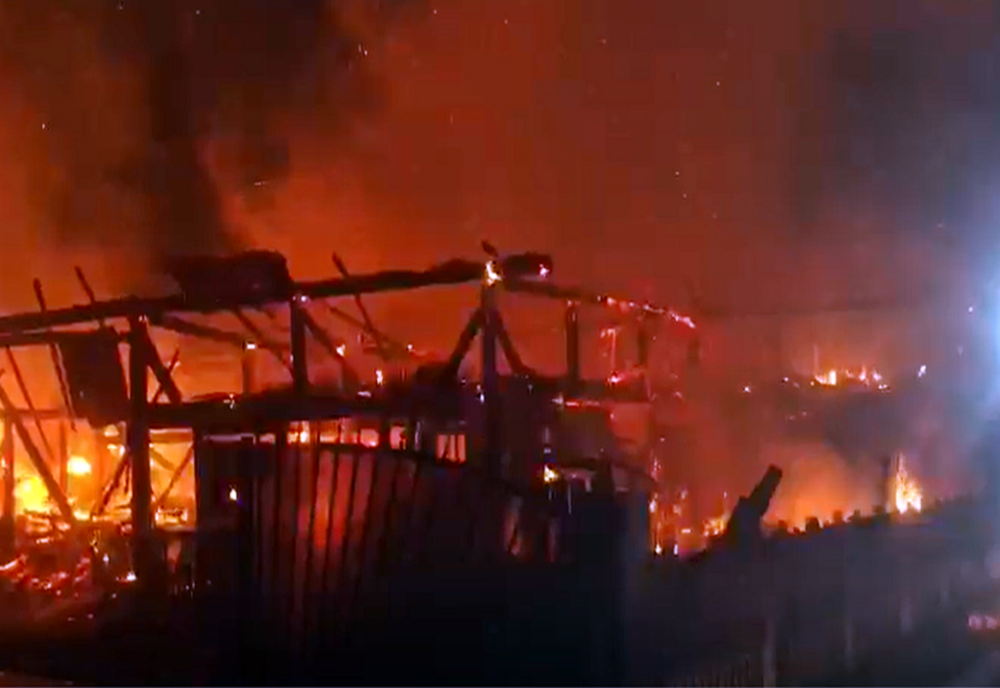 FOTO: Două gospodării din Sebiș, afectate de incendiu! Pompierii s-au luptat 9 ore cu flăcările