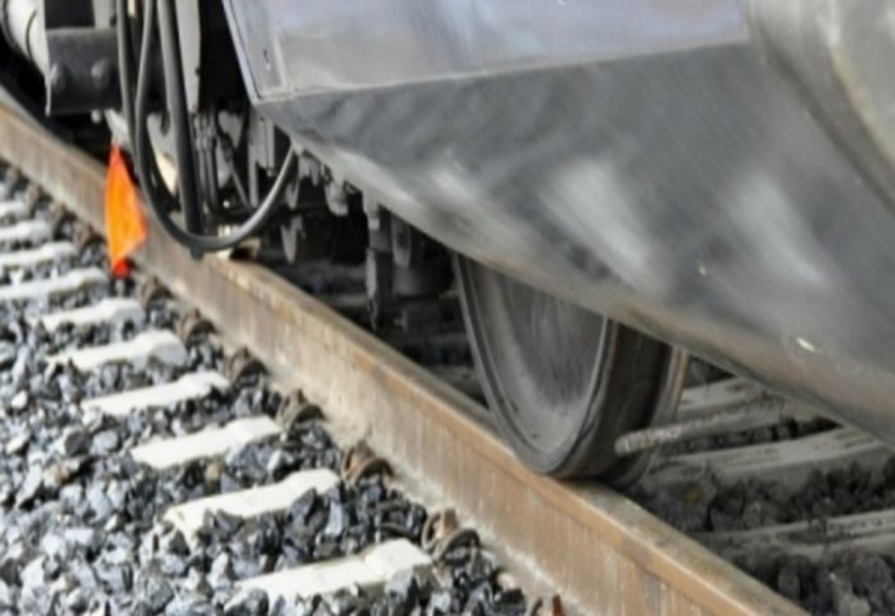 Tânăr din Figa, rănit după ce mașina i-a fost acroșată de tren