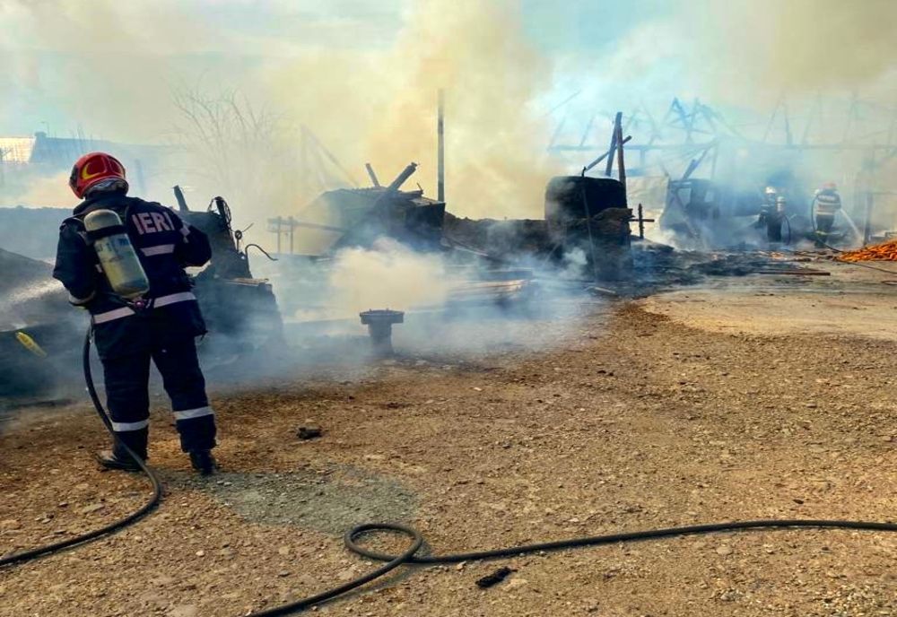 FOTO: Anexe dintr-o gospodărie din Galații Bistriței, făcute scrum din cauza unui cablu electric defect