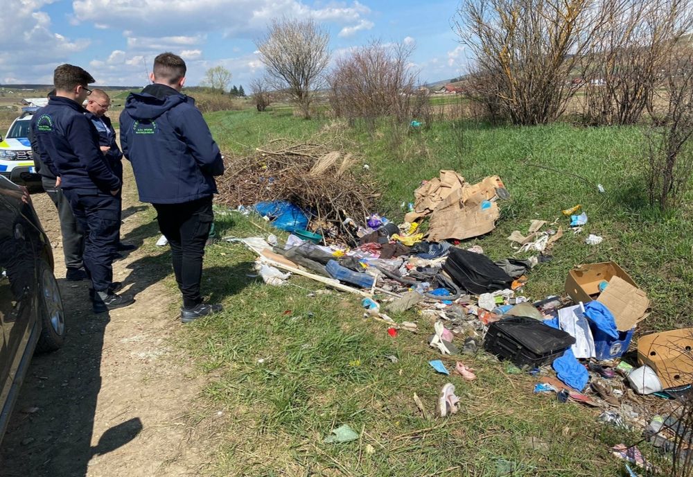 FOTO: Amendă usturătoare primită de un bărbat din Viile Tecii, fiindcă a aruncat  deșeuri în natură