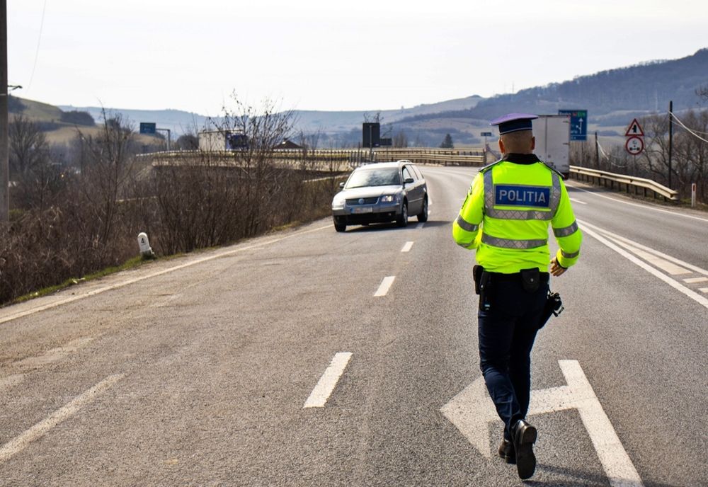 Oprit de polițiști în trafic, le-a prezentat un permis fals