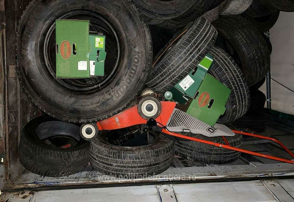 Peste 12 tone de cauciucuri uzate din Germania, destinate unei firme din Bistrița-Năsăud, oprite în Vama Petea