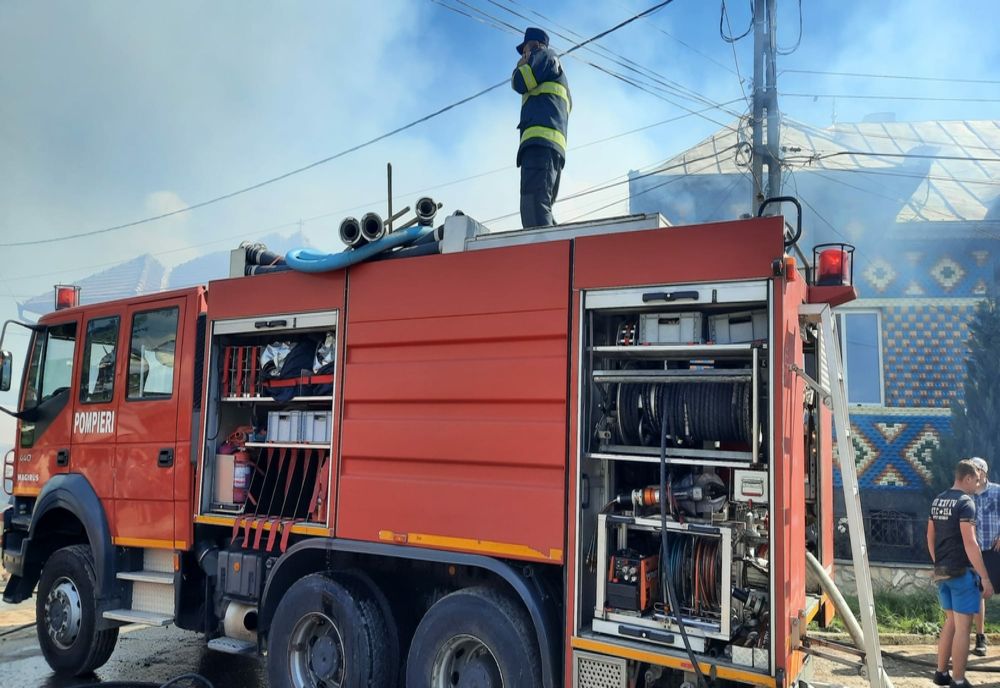 FOTO: Patru gospodării din Sântioana, afectate de un incendiu violent! Șase persoane au suferit atacuri de panică