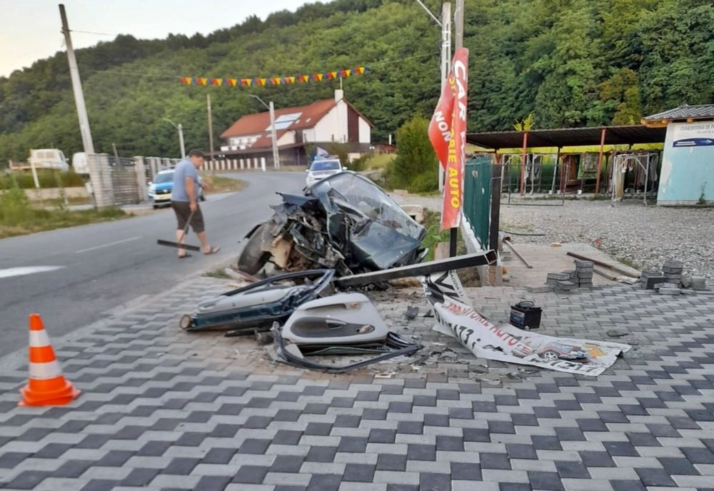 Autoturism intrat într-un cap de pod, în Dobric! Șoferul, care nu avea permis de conducere, a fost transportat la spital