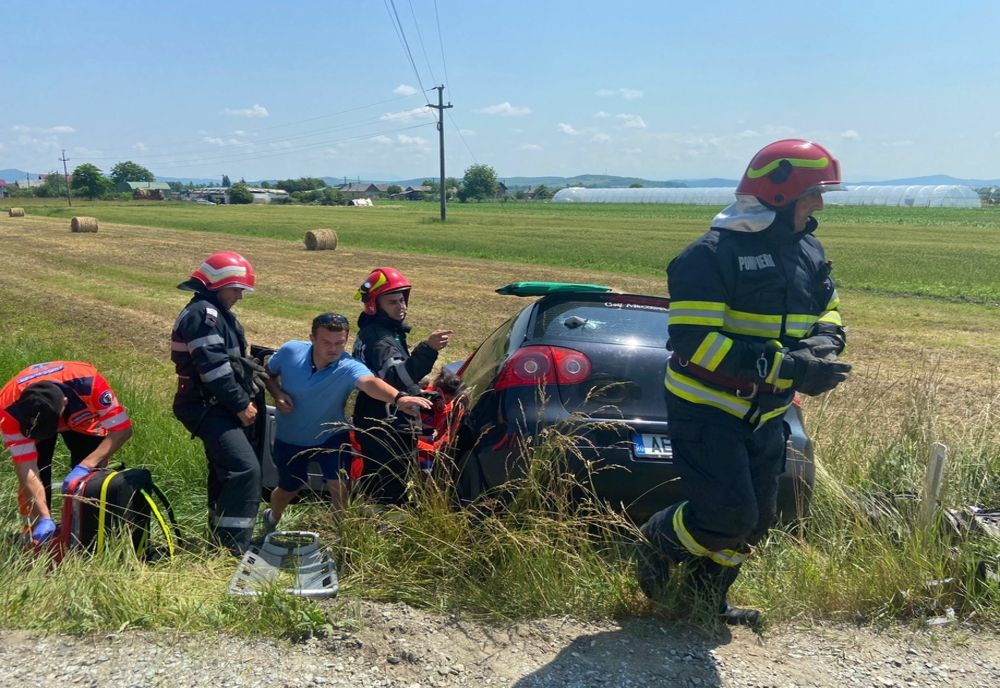 FOTO: Coliziune între două autoturisme, pe DN 17D! Șoferițele, o tânără din Alba și o femeie din Cluj, și încă trei persoane au ajuns la spital