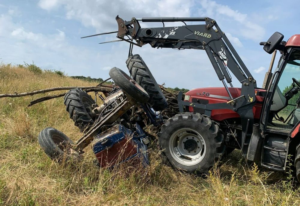 Bărbat rănit după ce s-a răsturnat cu tractorul! A fost transportat de urgenţă la spital (FOTO)