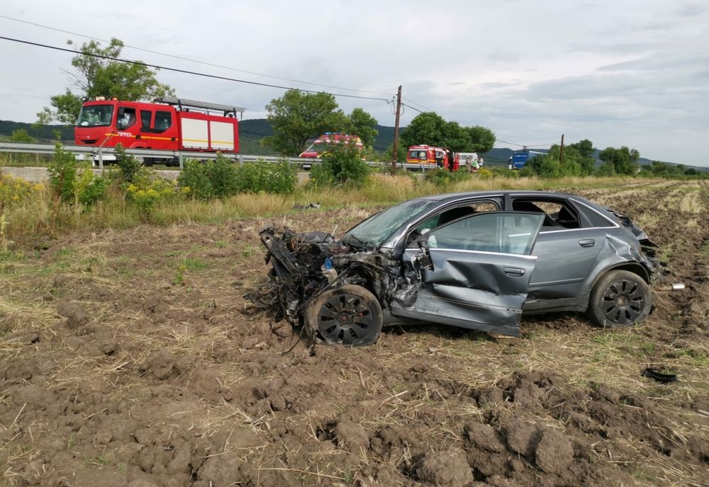Accident pe DN 17, în Podirei! Șoferul, beat criță, a rupt parapetul de pe marginea șoselei și a aterizat pe câmp