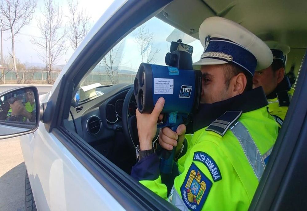 Vitezoman din Bistriţa prins cu 139 de km/h în Buneşti! Poliţiştii au aflat că are dreptul de a conduce suspendat