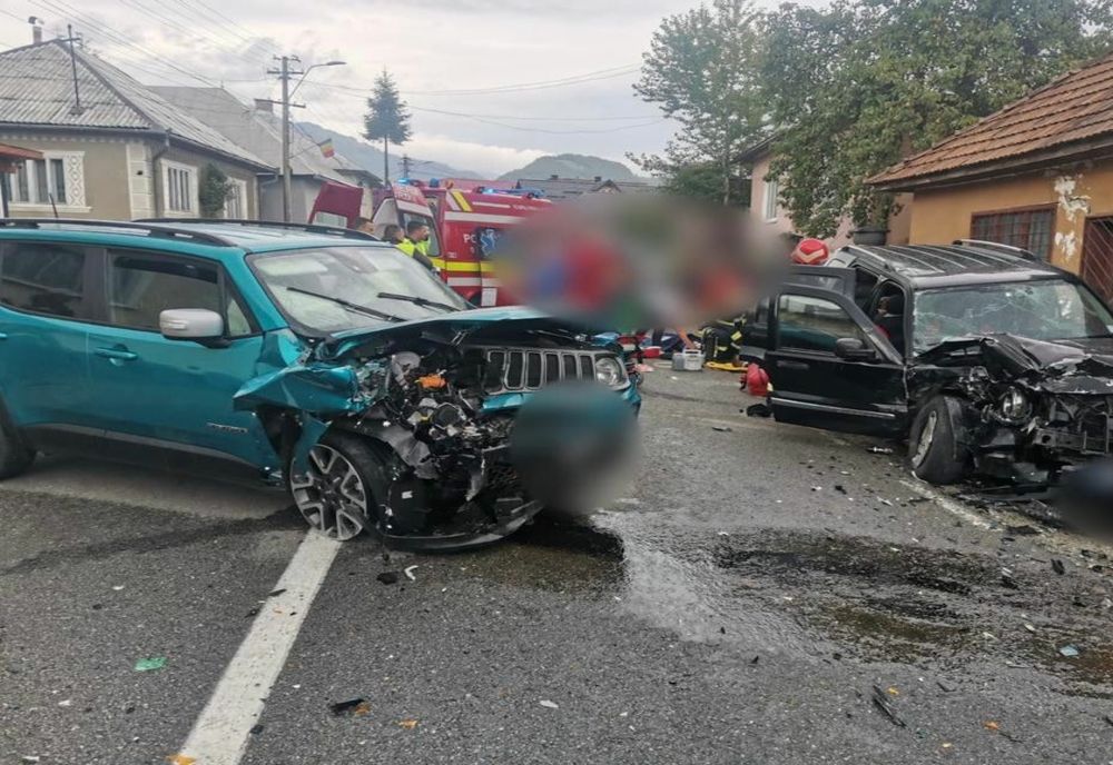 Accident rutier în Rodna, din cauza unui șofer beat criță! Doi bărbați și 7 copii, duși la spital