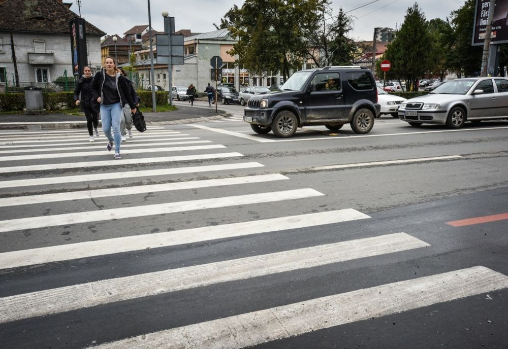 Toate trecerile de pietoni vor fi iluminate și semnalizate – Legea adoptată de Parlament