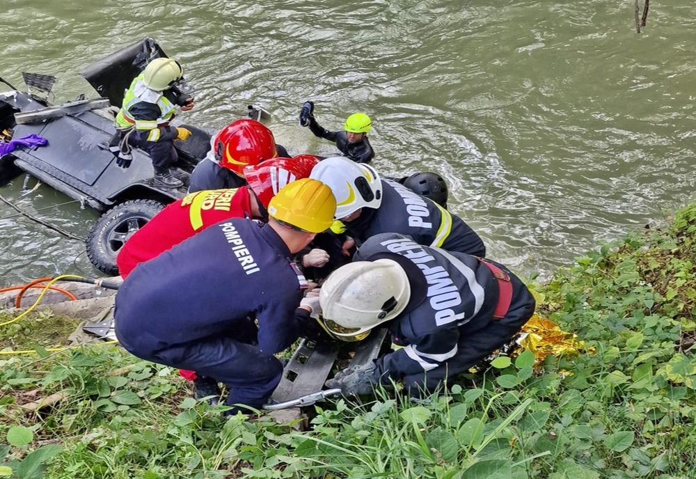 Doi bărbați găsiți decedați, după ce au căzut cu autoturismul în râul Bistrița