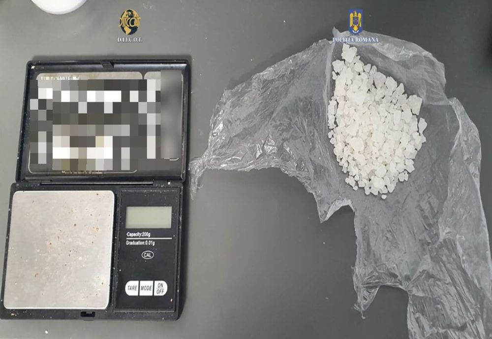 Percheziţii la traficanţii de droguri din Cluj şi Bistriţa! Doi tineri au fost reţinuţi