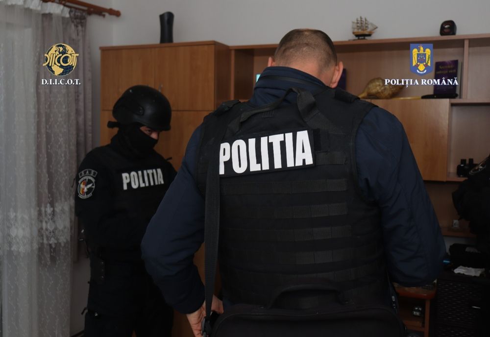 FOTO: Percheziții la traficanți de droguri! 9 persoane riscă să ajungă după gratii