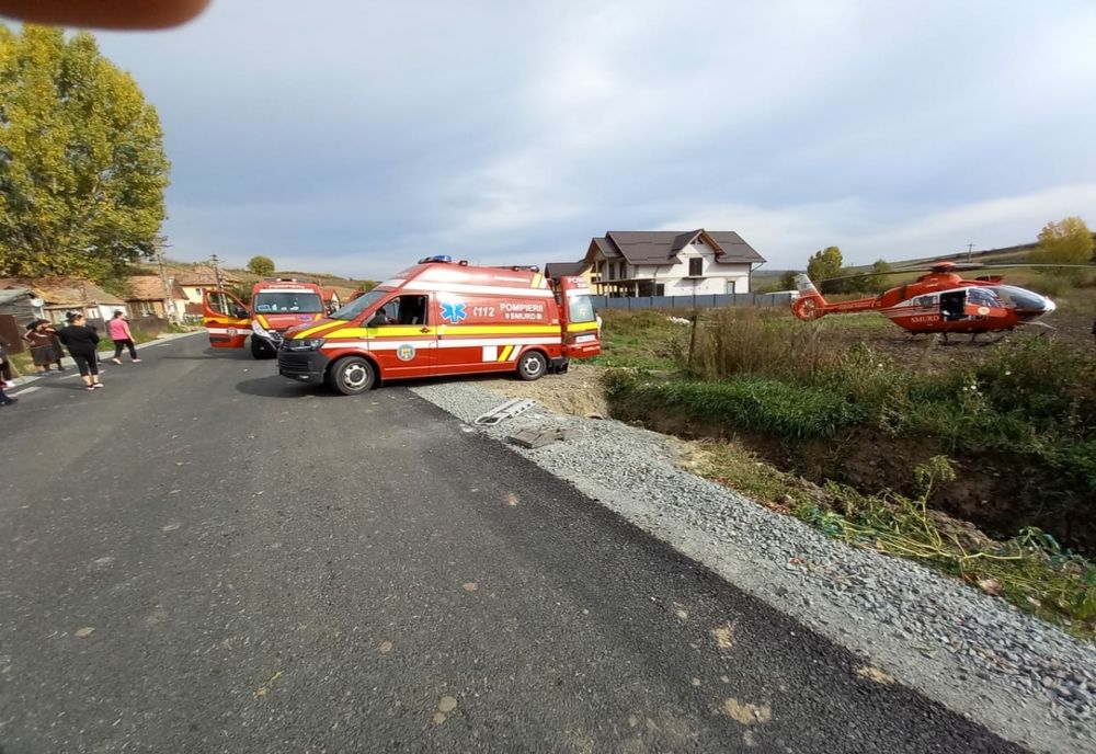 Grav accident în judeţul Bistriţa-Năsăud! A fost solicitat elicopterul SMURD pentru un bărbat lovit de maşină (FOTO)