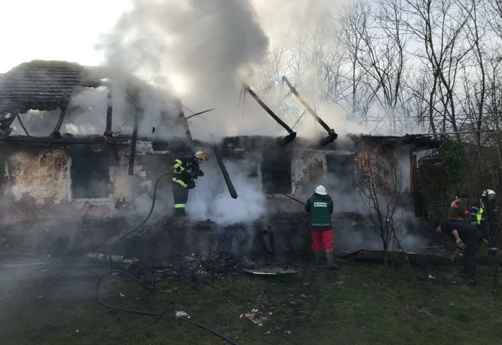 Casă din Archiud mistuită de flăcări! Proprietarul a fost dus în stare gravă la spital
