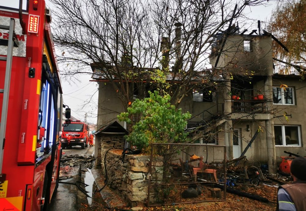 Incendiu la o casă din Cepari! Proprietara a primit îngrijiri medicale (FOTO)