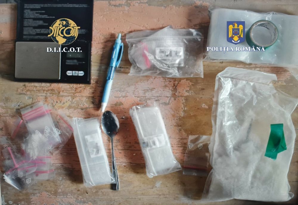 Tânăr arestat preventiv pentru trafic de droguri! O femeie a fost plasată sub control judiciar