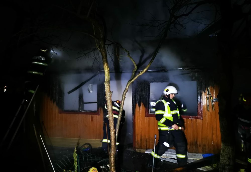 FOTO/VIDEO: Anexa unei case de locuit din Bistrița, afectată de un incendiu puternic