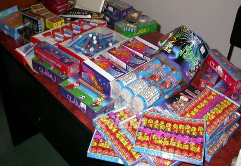 Aproximativ 1.300 kg de articole pirotehnice, confiscate de polițiști de la comercianții din Bistrița