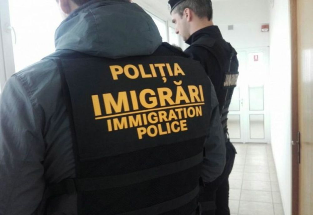 Bengalez obligat de polițiștii de la Imigrări să părăsească România în 30 de zile! O firmă din Bistrița-Năsăud care l-a angajat ilegal, amendată drastic