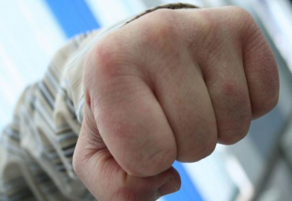 Dosar penal și ordin de protecție pentru un tânăr care și-a bătut mama