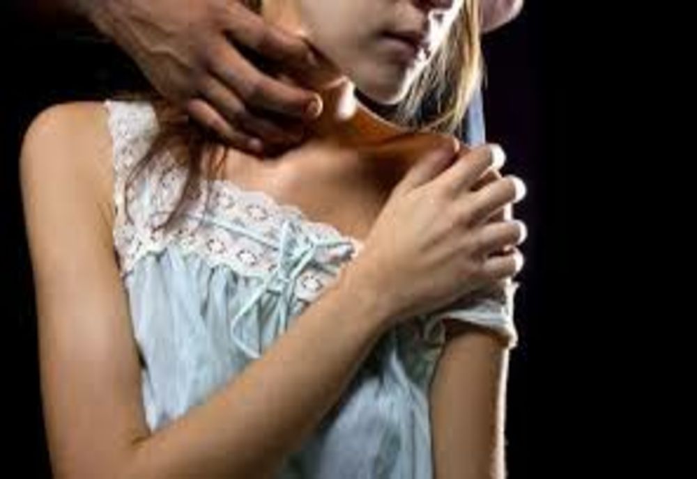 Bărbat din Bistrița-Năsăud, arestat preventiv pentru viol, șantaj, violare de domiciliu, furt calificat și amenințare! Victima este o copilă de 13 ani