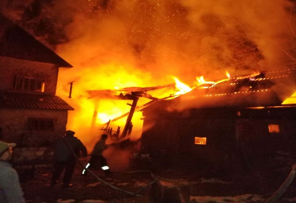 Gospodărie din Șanț, distrusă de un incendiu violent! Focul a fost pus intenționat. Polițiștii caută autorul