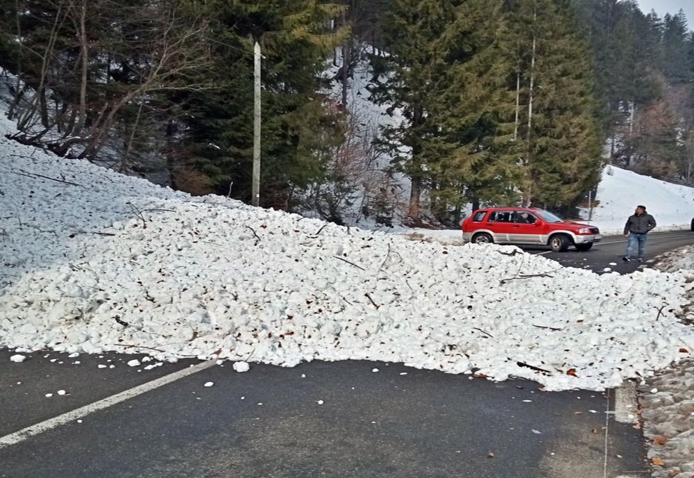 UPDATE: Drum blocat între Rodna și Valea Vinului, în urma producerii unei avalanșe